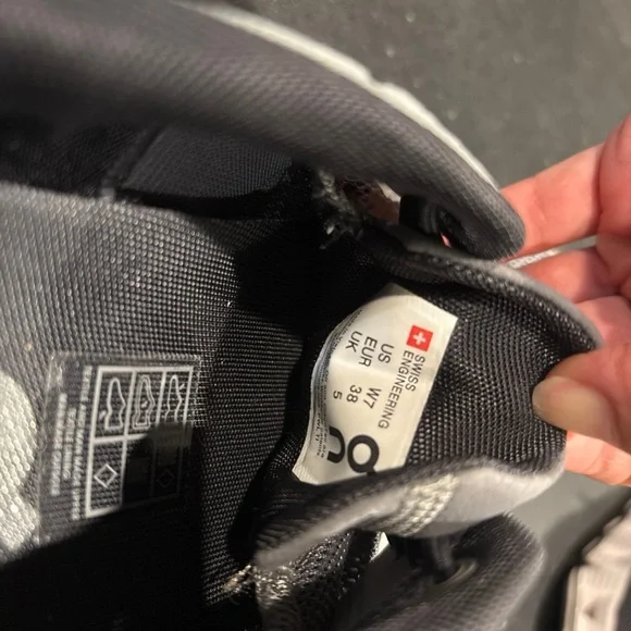 On Gray Athletic Shoes size 7 great condition - Picture 4 of 5